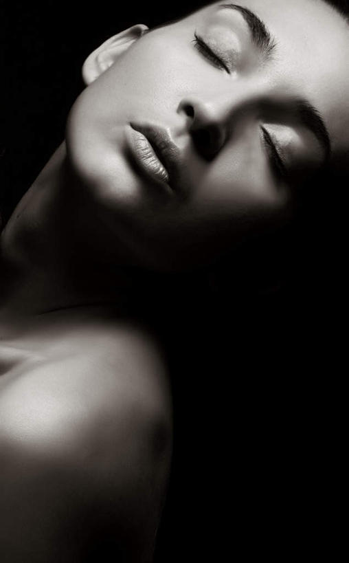 西方人,脸,头,嘴,脸颊,眼皮,一个人,闭眼,竖图,室内,白天,正面,欧洲,欧洲人,仅一个年轻女性,仅一个女性,仅一个人,黑色背景,裸露,摄影,影棚,赤裸,裸,年轻女性,女人,女性,白种人,头部,睑,口,口腔,脸部,脸蛋,面部,眼盖,眼睑,嘴巴,嘴唇,闭眼睛,闭着眼,闭着眼睛,半身,彩图,影棚拍摄,拍摄