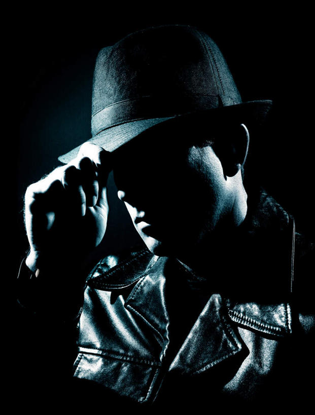 西方人,手,一个人,站,举,竖图,室外,特写,夜晚,正面,神秘,帽子,欧洲,欧洲人,仅一个男性,仅一个人,握,阴影,反射,影子,拿,拿着,注视,礼帽,仅一个年轻男性,黑色,观察,看,托,站着,手部,握着,观看,严肃,察看,庄重,关注,皮衣,含蓄,沉静,中间色,男人,男性,年轻男性,白种人,举起,举手,举着,向上举,向上伸,向上托,站立,半身,彩图