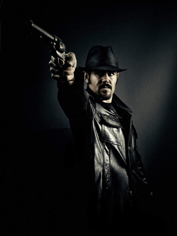 西方人,脸,头,眼睛,鼻子,嘴,耳朵,脸颊,眉毛,睫毛,手,一个人,站,竖图,室外,特写,白天,正面,神秘,帽子,欧洲,欧洲人,瞳孔,仅一个男性,仅一个人,握,拿,拿着,注视,礼帽,仅一个年轻男性,黑色,观察,看,站着,手部,握着,眼部,手枪,观看,严肃,察看,庄重,关注,皮衣,含蓄,沉静,中间色,杀手,歹徒,男人,男性,年轻男性,白种人,头部,鼻,鼻孔,耳,耳部,睫,口,口腔,脸部,脸蛋,眉,面部,眼,眼睫毛,眼眉,嘴巴,嘴唇,站立,半身,彩图,眼眉毛