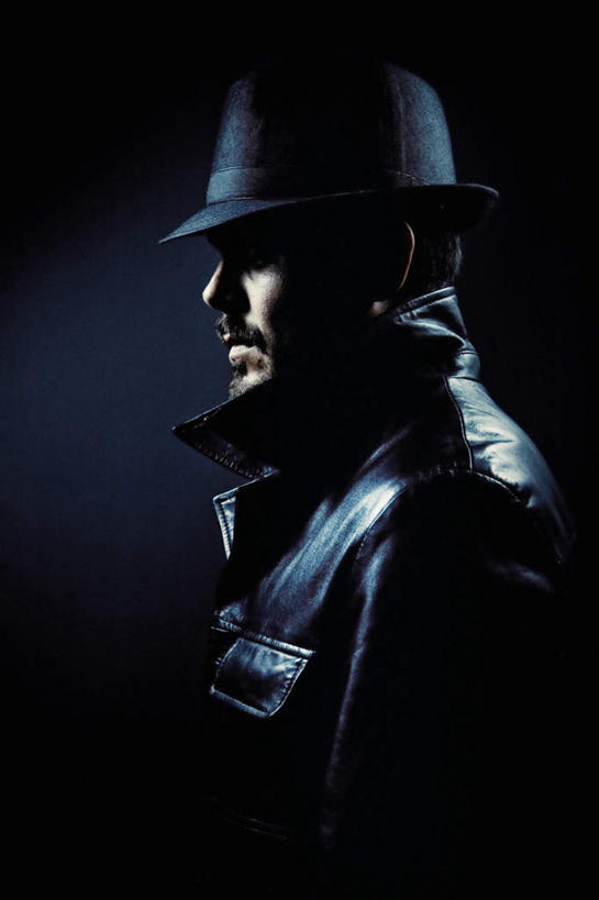 西方人,一个人,站,竖图,室外,特写,夜晚,正面,神秘,帽子,欧洲,欧洲人,仅一个男性,仅一个人,阴影,反射,影子,注视,礼帽,仅一个年轻男性,黑色,观察,看,站着,观看,诡异,严肃,察看,庄重,关注,皮衣,含蓄,沉静,中间色,男人,男性,年轻男性,白种人,站立,半身,彩图