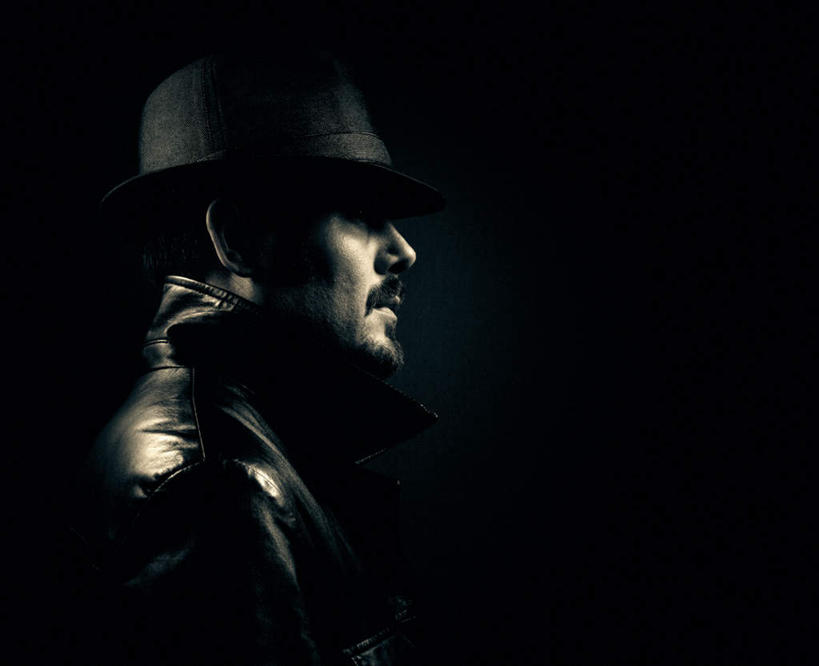 西方人,一个人,站,横图,室外,特写,夜晚,正面,神秘,帽子,欧洲,欧洲人,仅一个男性,仅一个人,阴影,反射,影子,注视,礼帽,仅一个年轻男性,黑色,观察,看,站着,观看,诡异,严肃,察看,庄重,关注,皮衣,含蓄,沉静,中间色,男人,男性,年轻男性,白种人,站立,半身,彩图