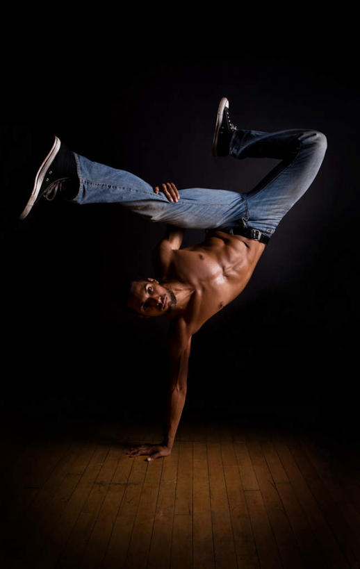 西方人,一个人,竖图,室内,白天,正面,运动鞋,跳舞,地板,鞋子,欧洲,非洲,黑人,欧洲人,仅一个男性,仅一个人,一双,撑,地面,裸露,木地板,仅一个年轻男性,街舞,休闲鞋,撑着,嘻哈,裸,舞姿,男人,男性,年轻男性,非洲人,彩图,全身,舞蹈