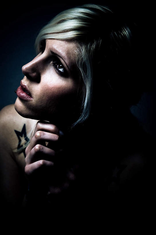 西方人,头发,一个人,举,竖图,俯视,室内,白天,时尚,欧洲,欧洲人,仅一个年轻女性,仅一个女性,仅一个人,服装,注视,休闲装,文化,纹身,衣服,观察,看,托,休闲,休闲服,金色,个性,摄影,服饰,信仰,影棚,观看,察看,关注,刺青,追求,想象,唇钉,文身,勇气,崇拜,张扬,年轻女性,女人,女性,白种人,举起,举手,举着,抬头,向上举,向上伸,向上托,仰头,半身,彩图,高角度拍摄,影棚拍摄,拍摄