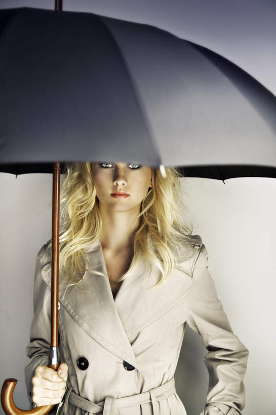 西方人,眼睛,眉毛,睫毛,头发,一个人,站,举,竖图,室内,白天,正面,欧洲,欧洲人,瞳孔,仅一个年轻女性,仅一个女性,仅一个人,撑开,握,服装,伞,雨伞,遮阳伞,拿,挥手,拿着,注视,休闲装,阳伞,衣服,黄色,黑色,打开,观察,看,托,站着,休闲,休闲服,金色,握着,眼部,服饰,观看,察看,开启,关注,单手抄兜,单手放兜,年轻女性,女人,女性,白种人,睫,眉,眼,眼睫毛,眼眉,插兜,举起,举手,举着,手插兜,手放口袋,向上举,向上伸,向上托,站立,半身,彩图,眼眉毛,手抄兜