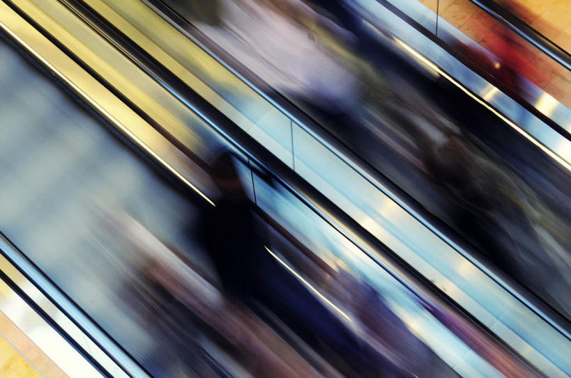 无人,栏杆,横图,俯视,室内,白天,长时间曝光,电梯,金属制品,朦胧,模糊,金属,扶手,电动扶梯,自动扶梯,运输工具,护栏,彩图,高角度拍摄,扶手电梯,升降设备,运输带,自动行人电梯,电扶梯