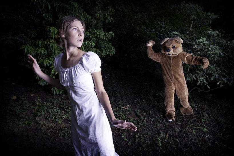 西方人,两个人,站,举,横图,室外,夜晚,正面,裙子,草地,草坪,植物,野生动物,熊,欧洲,欧洲人,追赶,连衣裙,服装,休闲装,草,树,树木,衣服,绿色,白色,自然,动物,托,站着,休闲,休闲服,服饰,生长,成长,惊恐,跟踪,凶猛,惊慌,恐慌,惊骇,残暴,凶残,男人,男性,年轻男性,年轻女性,女人,女性,白种人,棕熊,马熊,举起,举手,举着,向上举,向上伸,向上托,站立,半身,彩图