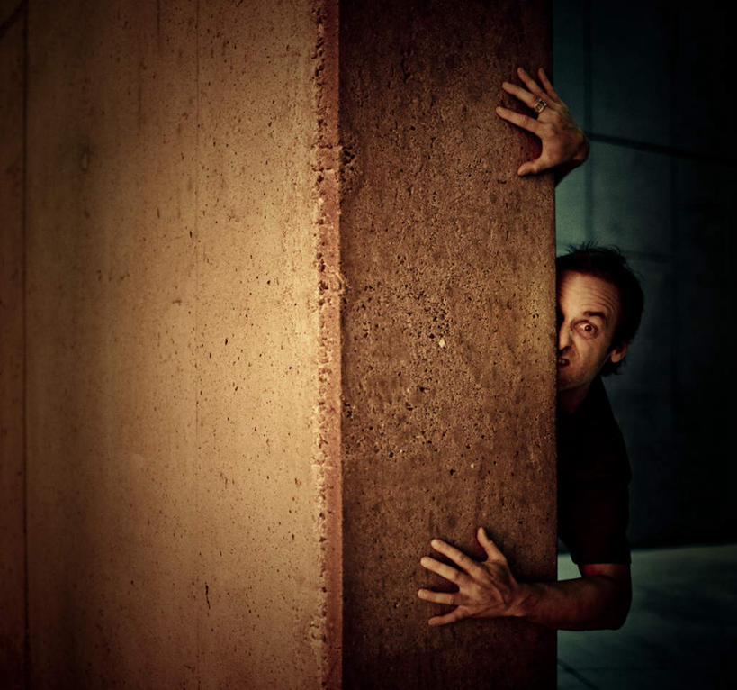 西方人,一个人,横图,室内,白天,正面,欧洲,欧洲人,仅一个男性,仅一个人,阴影,服装,反射,影子,墙,注视,休闲装,墙壁,墙面,仅一个年轻男性,衣服,黑色,观察,看,休闲,休闲服,抓,服饰,观看,惊恐,察看,抓着,关注,偷窥,窃看,窃视,惊骇,恐惧,男人,男性,年轻男性,白种人,半身,彩图