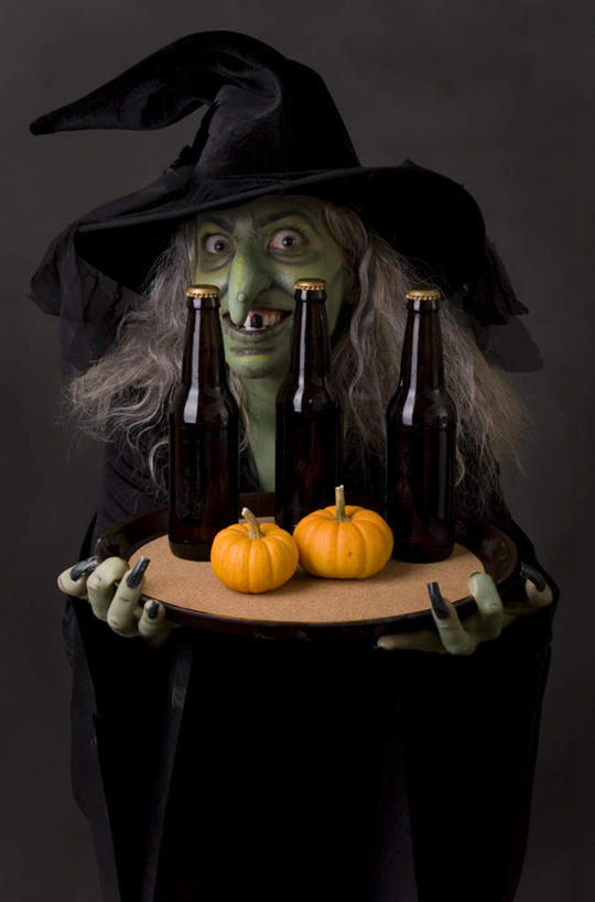 西方人,一个人,举,捧,竖图,室内,白天,正面,民族服装,南瓜,蔬菜,帽子,托盘,欧洲,欧洲人,仅一个年轻女性,仅一个女性,仅一个人,一排,握,灰色背景,服装,新鲜,整齐,金瓜,食品,古典,拿,红酒瓶,拿着,文化,传统,番瓜,玻璃制品,酒瓶,食物,排列,两个,三个,衣服,玻璃瓶,瓶子,托,握着,摄影,服饰,有机食品,绿色食品,影棚,古装,麦瓜,倭瓜,队列,巫婆,巫师帽,韵味,年轻女性,女人,女性,白种人,端,端着,举起,举手,举着,捧着,手捧,向上举,向上伸,向上托,半身,彩图,影棚拍摄,传统服装,民俗服,拍摄