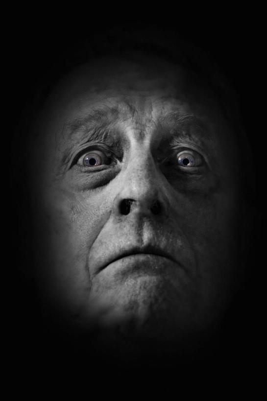 西方人,脸,头,眼睛,鼻子,脸颊,眉毛,睫毛,皱纹,一个人,竖图,俯视,室内,特写,白天,欧洲,欧洲人,瞳孔,仅一个男性,仅一个人,棕色,注视,观察,看,仅一个老年男性,眼部,观看,惊恐,察看,关注,惊慌,恐慌,惊骇,老年男性,男人,男性,白种人,头部,鼻,鼻孔,睫,脸部,脸蛋,眉,面部,眼,眼睫毛,眼眉,半身,彩图,高角度拍摄,眼眉毛