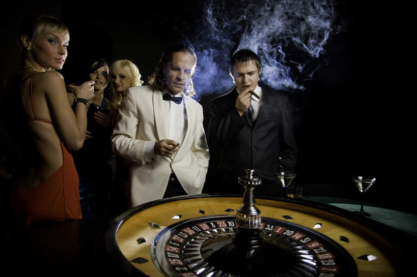 西方人,站,吸烟,横图,室内,夜晚,正面,游戏,赌博,贪欲,竞争,香烟,欧洲,欧洲人,许多人,玩,注视,娱乐,刺激,转盘,观察,看,站着,一群人,休闲,烟,赌场,观看,活动,察看,发泄,关注,消遣,智力,博彩,投机,侥幸,欲望,单手抄兜,单手放兜,宣泄,男人,男性,年轻男性,年轻女性,女人,女性,白种人,卷烟,烟草,纸烟,插兜,抽烟,手插兜,手放口袋,玩耍,嬉戏,站立,半身,彩图,胜负,输赢,娱乐场,手抄兜