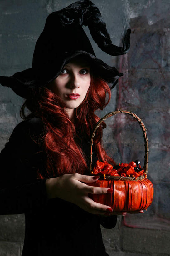 西方人,头发,一个人,站,捧,交叉,竖图,室内,白天,正面,竹子,帽子,欧洲,欧洲人,仅一个年轻女性,仅一个女性,仅一个人,握,竹制,服装,节日,庆祝,编织,篮子,拿,拿着,注视,休闲装,文化,衣服,红色,黑色,竹篮,观察,看,站着,庆典,休闲,休闲服,万圣节,握着,服饰,观看,纪念,竹条,交织,察看,竹制品,关注,巫师帽,穿插,年轻女性,女人,女性,白种人,卷发,端,端着,捧着,手捧,站立,半身,彩图