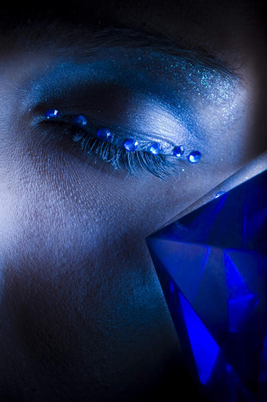 西方人,一个人,闭眼,竖图,室内,白天,正面,欧洲,非洲,黑人,欧洲人,仅一个年轻女性,仅一个女性,仅一个人,阴影,透明,反射,影子,蓝色,水钻,眼影,闪亮,宝石,理智,沉静,冷色,高深,冷淡,年轻女性,女人,女性,非洲人,闭眼睛,闭着眼,闭着眼睛,半身,彩图