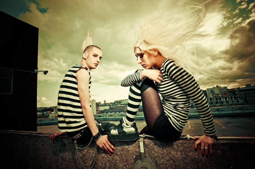 西方人,手,两个人,坐,横图,室外,白天,正面,欧洲,欧洲人,撑,阴影,服装,光线,影子,墙,云,云朵,摇滚,云彩,注视,休闲装,墙壁,墙面,衣服,蓝色,白云,蓝天,天空,阳光,天,观察,看,休闲,手部,休闲服,服饰,晴朗,观看,悲伤,察看,撑着,伤心,关注,哀痛,悲戚,悲痛,叛逆,男人,男性,年轻男性,年轻女性,女人,女性,白种人,晴空,坐着,半身,彩图