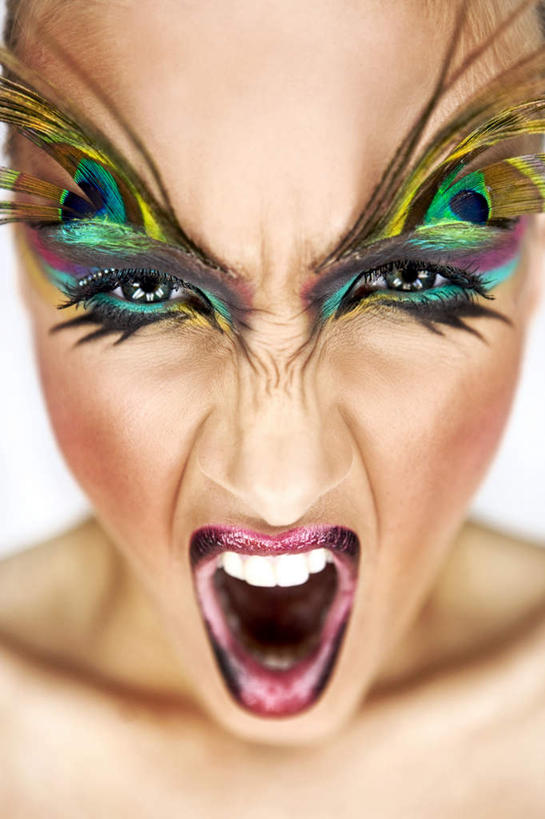 西方人,脸,头,眼睛,鼻子,嘴,耳朵,脸颊,眉毛,睫毛,一个人,竖图,室内,特写,白天,白色背景,正面,羽毛,欧洲,欧洲人,瞳孔,仅一个年轻女性,仅一个女性,仅一个人,生气,轻盈,柔软,彩绘,注视,观察,看,张嘴,眼影,愤怒,眼部,摄影,影棚,观看,察看,发怒,关注,孔雀毛,情绪,脾气,张大嘴巴,忿怒,怨恨,强烈,轻柔,激动,年轻女性,女人,女性,白种人,头部,鼻,鼻孔,耳,耳部,睫,口,口腔,脸部,脸蛋,眉,面部,眼,眼睫毛,眼眉,嘴巴,嘴唇,张开嘴,半身,彩图,影棚拍摄,拍摄,眼眉毛