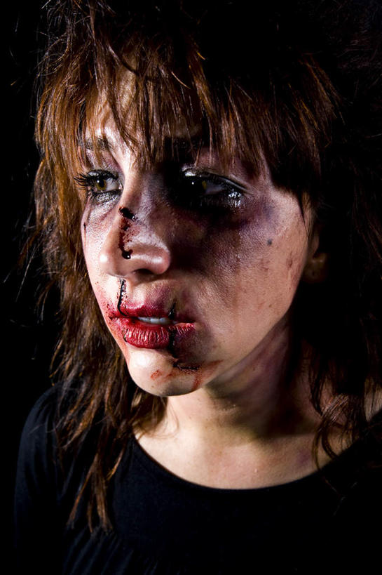 西方人,脸,头,眼睛,鼻子,嘴,耳朵,脸颊,眉毛,睫毛,一个人,站,竖图,室内,特写,白天,正面,欧洲,欧洲人,瞳孔,仅一个年轻女性,仅一个女性,仅一个人,阴影,黑色背景,服装,反射,影子,注视,休闲装,衣服,观察,看,站着,休闲,休闲服,眼部,摄影,服饰,影棚,观看,察看,关注,受伤,虐待,瘀青,年轻女性,女人,女性,白种人,头部,鼻,鼻孔,耳,耳部,睫,口,口腔,脸部,脸蛋,眉,面部,眼,眼睫毛,眼眉,嘴巴,嘴唇,站立,半身,彩图,影棚拍摄,拍摄,眼眉毛