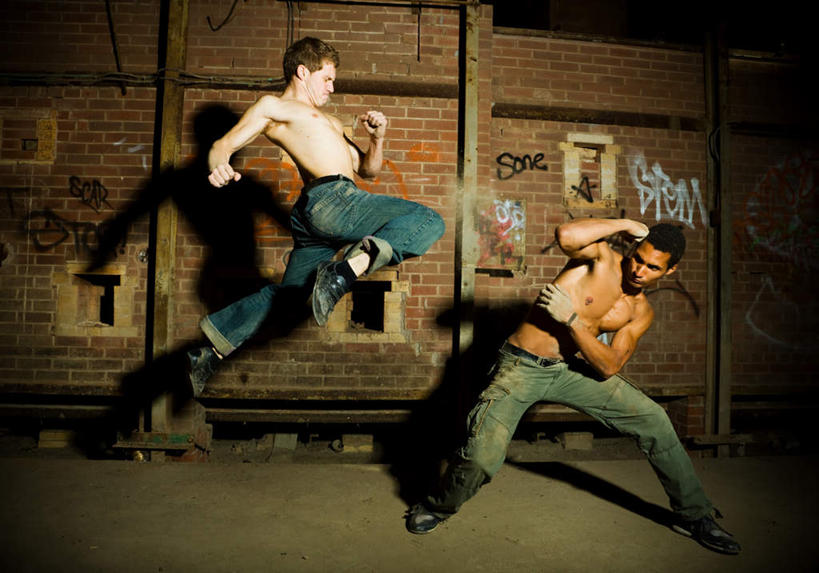 西方人,两个人,横图,室外,夜晚,正面,武术,道路,路,公路,欧洲,欧洲人,裤子,墙,交通,尘埃,牛仔裤,裸露,墙壁,墙面,踢腿,打架,灰尘,尘土,打斗,裸,斗殴,男人,男性,年轻男性,白种人,马路,彩图,全身