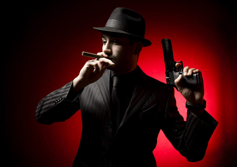 西方人,一个人,站,横图,室内,白天,正面,西装,竞争,香烟,帽子,欧洲,欧洲人,仅一个男性,仅一个人,对抗,握,阴影,红色背景,套装,正装,冲突,光线,影子,灯光,拿,拿着,注视,职业装,礼帽,破坏,仅一个年轻男性,观察,看,站着,武器,雪茄,烟,战争,握着,摄影,手枪,影棚,观看,损坏,察看,攻击,威胁,对立,关注,矛盾,兵器,防御,敌对,挫败,斗争,抗拒,抗衡,杀伤,威慑,危险,男人,男性,年轻男性,白种人,卷烟,烟草,纸烟,站立,半身,彩图,影棚拍摄,拍摄