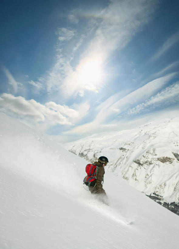西方人,一个人,竖图,室外,白天,仰视,雪,大雪,帽子,欧洲,欧洲人,仅一个男性,仅一个人,阴影,服装,光线,影子,积雪,雪景,云,云朵,冬季,冬天,云彩,休闲装,运动器械,运动帽,仅一个年轻男性,衣服,蓝色,白云,蓝天,天空,阳光,天,休闲,休闲服,健身器械,鸭舌帽,寒冷,服饰,晴朗,滑雪板,滑雪鞋,健身器材,滑雪装备,严寒,男人,男性,年轻男性,白种人,晴空,彩图,低角度拍摄,全身,运动器材