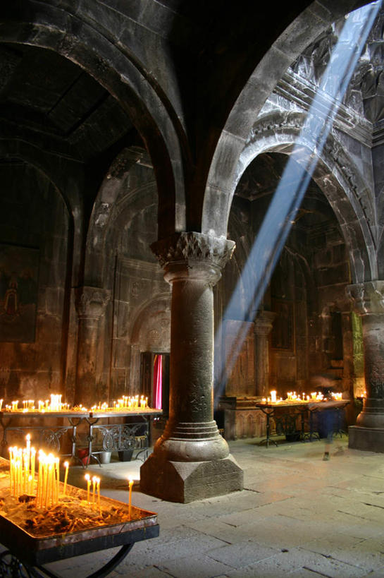 无人,教堂,竖图,室外,夜晚,正面,旅游,度假,名胜古迹,标志建筑,地标,建筑,蜡烛,亚美尼亚,亚洲,阴影,遗迹,光线,火焰,影子,烛光,柱子,灯光,燃烧,古迹,文物,娱乐,建设,古建筑,点燃,享受,休闲,旅游胜地,放松,宗教,信仰,西亚,信念,古文明,亚美尼亚共和国,彩图,大教堂,礼拜堂