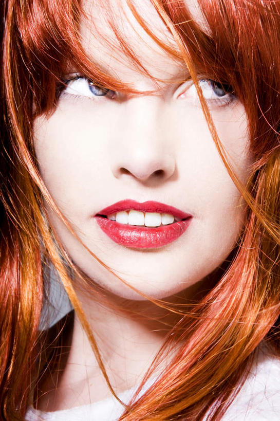 西方人,脸,头,脸颊,一个人,站,竖图,室内,特写,白天,正面,欧洲,欧洲人,仅一个年轻女性,仅一个女性,仅一个人,阴影,光线,影子,灯光,红色,站着,斜视,鄙视,藐视,讽刺,蔑视,嘲笑,年轻女性,女人,女性,白种人,头部,长发,脸部,脸蛋,面部,站立,半身,彩图