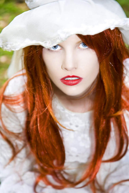 西方人,脸,头,脸颊,一个人,竖图,室外,特写,白天,正面,裙子,草地,草坪,植物,帽子,欧洲,欧洲人,仅一个年轻女性,仅一个女性,仅一个人,连衣裙,服装,休闲装,礼帽,草,衣服,红色,绿色,休闲,休闲服,服饰,年轻女性,女人,女性,白种人,头部,长发,脸部,脸蛋,面部,半身,彩图