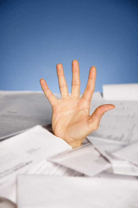 西方人,手,一个人,举,竖图,室内,特写,白天,正面,欧洲,欧洲人,仅一个男性,仅一个人,一堆,许多,堆叠,堆积,蓝色背景,很多,仅一个年轻男性,托,手部,摄影,影棚,账单,堆,掩埋,票据,发票,小票,埋葬,男人,男性,年轻男性,白种人,举起,举手,举着,向上举,向上伸,向上托,半身,彩图,影棚拍摄,拍摄,收据