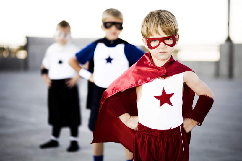 西方人,儿童,三个人,站,横图,室外,特写,白天,正面,纯洁,安全,欧洲,欧洲人,阴影,服装,朦胧,模糊,光线,眼镜,影子,防护,小孩,衣服,阳光,站着,可爱,童年,童趣,服饰,护目镜,保护,正义,衣着,穿着,保险,超人,童真,烂漫,无邪,保全,周全,安稳,安定,安全防护眼镜,衣饰,超级英雄,英雄,超能力,公理,平安,天真,男孩,男人,男性,白种人,站立,半身,彩图,防护眼镜,男生