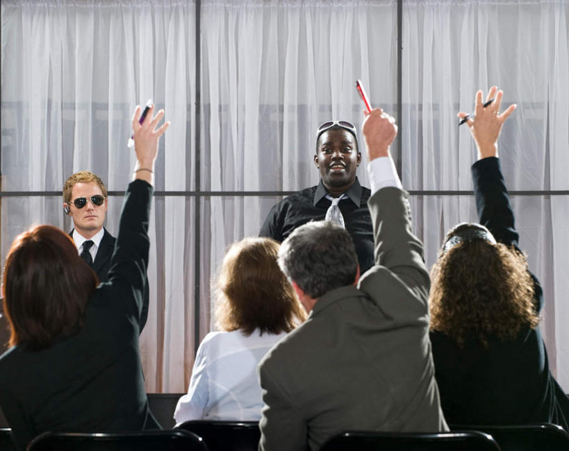 西方人,商务人士,警卫,商务男性,坐,横图,室内,白天,正面,衬衫,欧洲,欧洲人,套装,许多人,演讲,一群人,商务装,工薪阶层,保镖,男人,男性,年轻男性,年轻女性,女人,女性,白种人,白领,上班族,坐着,半身,彩图,衬衣