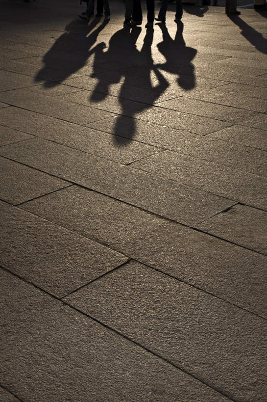 西方人,竖图,俯视,室外,白天,欧洲,欧洲人,阴影,光线,瓷砖,地砖,影子,地面,许多人,背光,阳光,一群人,逆光,男人,男性,年轻男性,年轻女性,女人,女性,白种人,半身,彩图,高角度拍摄