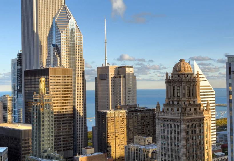 无人,高楼大厦,横图,俯视,航拍,室外,白天,度假,美景,城市风光,标志建筑,城市,大厦,地标,建筑,摩天大楼,美国,阴影,光线,影子,景观,水平线,云,云朵,辽阔,海平线,云彩,娱乐,建设,蓝色,白云,蓝天,天空,阳光,天,享受,休闲,广阔,景色,放松,晴朗,一望无际,北美,北美洲,鸟瞰,美洲,伊利诺斯州,芝加哥,世界屠猪城,巨肩之城,劳动之城,伊利诺伊,伊利诺伊州,伊利诺州,芝加哥市,芝城,林肯之地,北亚美利加洲,亚美利加洲,无边无际,一马平川,晴空,彩图,高角度拍摄,大楼,高层建筑,高楼,摩天楼,水天相接,水天一线