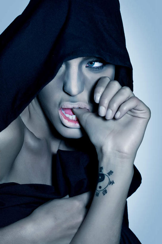 西方人,手,牙齿,一个人,站,竖图,室内,特写,白天,正面,时尚,房间,欧洲,欧洲人,仅一个男性,仅一个人,仅一个中年男性,一双,咬,阴影,服装,光线,影子,墙,灯光,注视,休闲装,文化,纹身,墙壁,墙面,衣服,观察,看,站着,张嘴,休闲,手部,休闲服,个性,服饰,信仰,观看,咬着,察看,关注,刺青,追求,想象,张大嘴巴,文身,勇气,崇拜,张扬,自虐,男人,男性,中年男性,白种人,齿,牙,牙龈,张开嘴,站立,半身,彩图