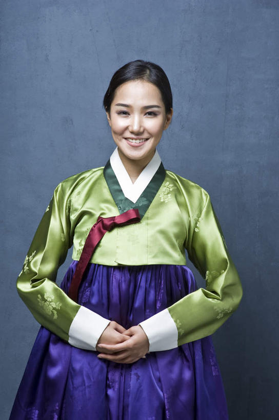 东方人,手,一个人,站,笑,微笑,露齿笑,竖图,室内,特写,白天,正面,民族服装,房间,亚洲,仅一个年轻女性,仅一个女性,仅一个人,一双,握,阴影,灰色背景,光线,影子,墙,灯光,注视,黄种人,墙壁,墙面,观察,看,站着,手部,握着,摄影,影棚,观看,察看,关注,年轻女性,女人,女性,亚洲人,站立,半身,彩图,影棚拍摄,传统服装,民俗服,拍摄,韩服