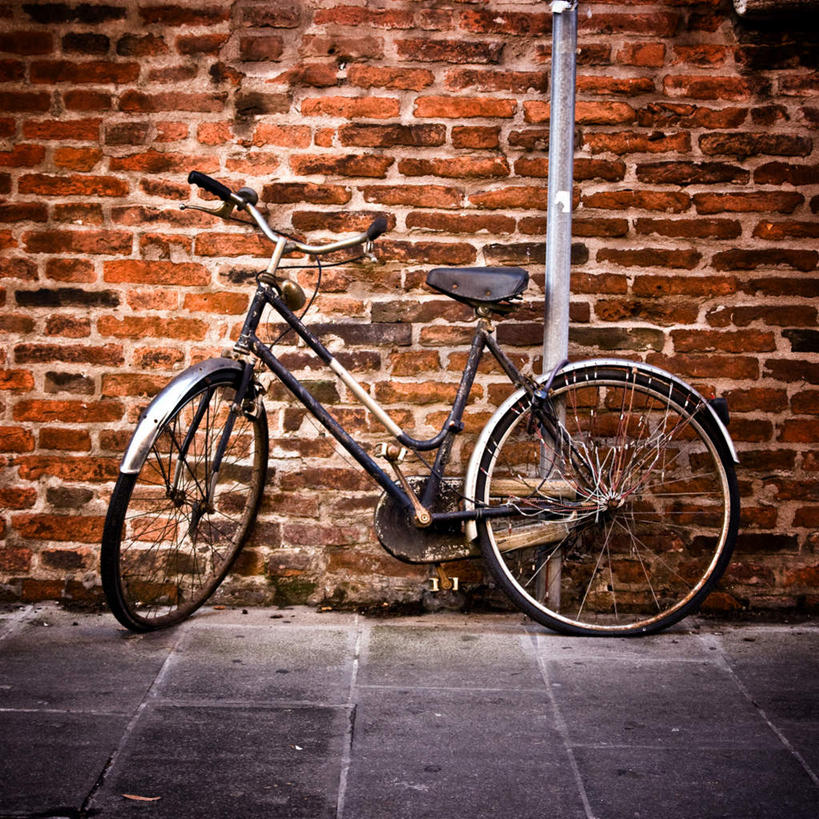 无人,方图,室外,特写,白天,正面,道路,路,公路,自行车,金属制品,一根,一辆,阴影,光线,金属,影子,墙,地面,交通,墙壁,墙面,车,脚踏车,阳光,交通工具,载具,杆子,马路,彩图