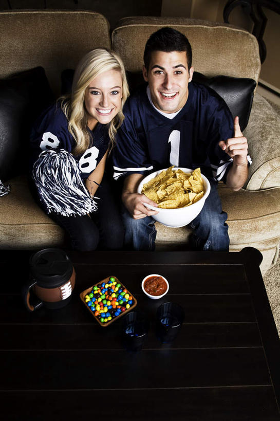 西方人,两个人,坐,举,笑,微笑,露齿笑,竖图,俯视,室内,白天,爱情,房间,沙发,杯子,欧洲,欧洲人,一堆,许多,握,阴影,堆叠,堆积,服装,光线,影子,陶瓷,灯光,食品,糖,糖果,甜点,甜品,陶瓷制品,很多,浪漫,拿,拿着,注视,休闲装,食物,一个,衣服,容器,水杯,碗,甜食,观察,看,托,休闲,温暖,温馨,休闲服,恩爱,握着,恋人,服饰,单个,观看,储藏,堆,和睦,察看,储存,关注,彩虹糖,布艺沙发,白种人,情侣,茶杯,举起,举手,举着,向上举,向上伸,向上托,坐着,彩图,高角度拍摄,全身,伴侣,融洽,贮存