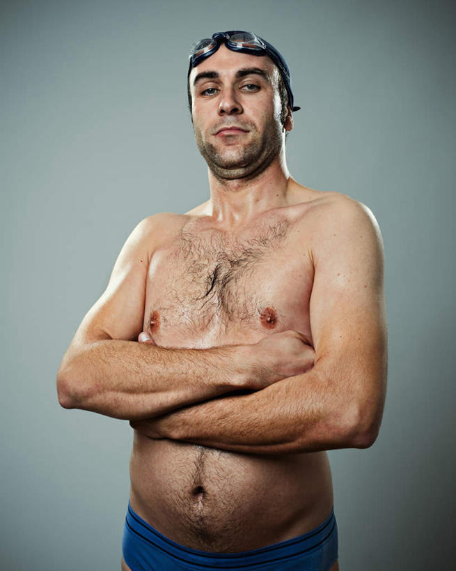 西方人,胡须,一个人,站,双手交叉,竖图,室内,白天,正面,欧洲,欧洲人,仅一个男性,仅一个人,仅一个中年男性,戴,灰色背景,泳裤,眼镜,泳镜,注视,蓝色,游泳眼镜,观察,看,站着,摄影,影棚,观看,戴着,察看,双手抱胸,关注,胸毛,男人,男性,中年男性,白种人,胡子,络腮胡,站立,半身,彩图,影棚拍摄,拍摄