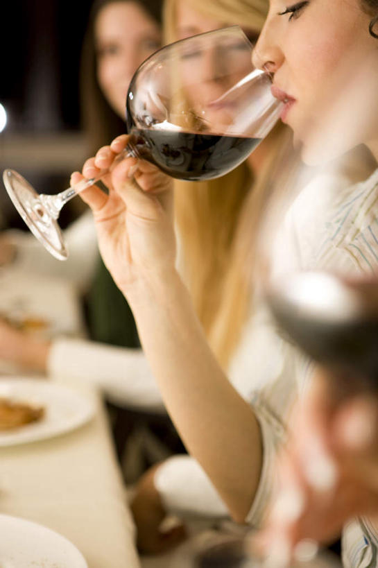 红酒,葡萄酒,西方人,三个人,伙伴,朋友,坐,竖图,室内,白天,侧面,衬衫,友谊,餐桌,桌子,杯子,欧洲,欧洲人,握,阴影,朦胧,模糊,光线,高脚杯,影子,灯光,红酒杯,酒类,拿,拿着,注视,喝酒,玻璃制品,酒,饮料,一个,酒杯,观察,看,红葡萄酒,握着,单个,餐台,观看,察看,关注,饮酒,友情,年轻女性,女人,女性,白种人,玻璃杯,坐着,半身,彩图,衬衣