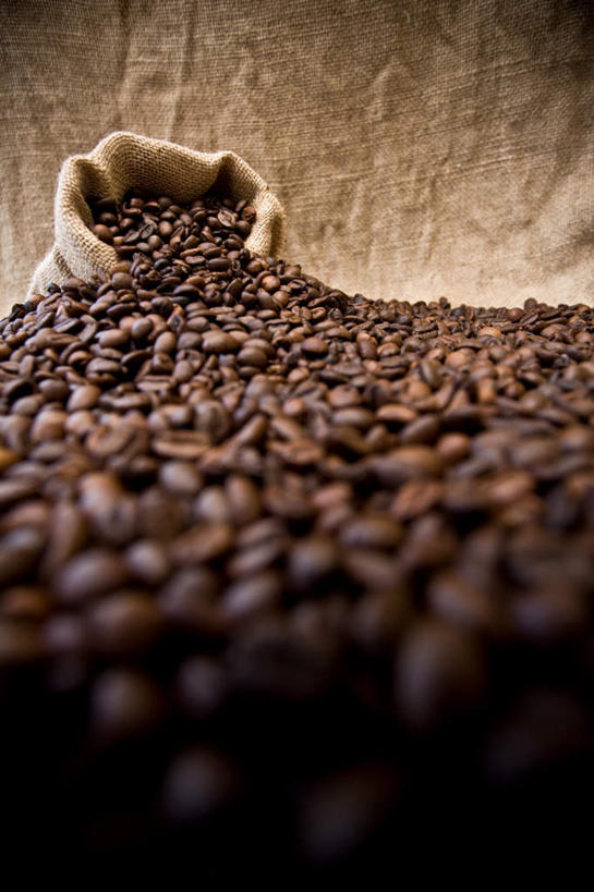 咖啡,无人,竖图,室内,特写,白天,正面,植物,豆,静物,袋子,一堆,许多,堆叠,堆积,豆类,豆子,褐色,很多,倾斜,麻袋,容器,咖啡豆,储藏,堆,储存,歪斜,豆科,咖啡因,彩图,贮存