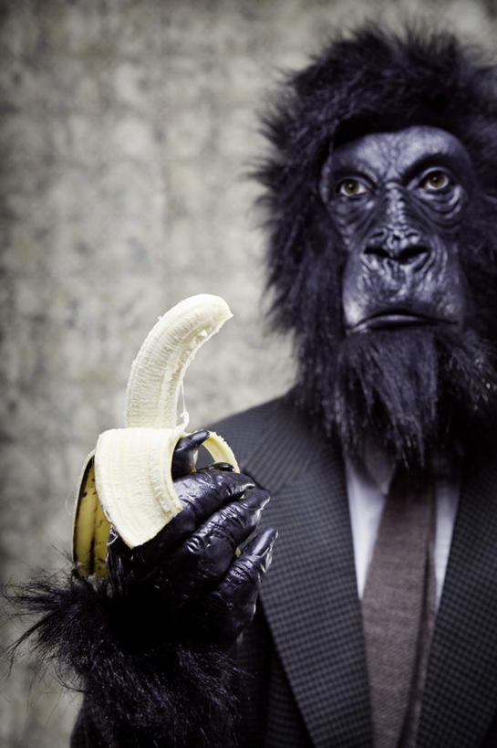 西方人,一个人,商务人士,商务男性,站,举,竖图,室内,白天,正面,衬衫,哺乳动物,猴,野生动物,猴子,香蕉,水果,欧洲,欧洲人,仅一个男性,仅一个人,套装,新鲜,生食,食品,果实,食物,仅一个年轻男性,一个,动物,按,托,站着,可爱,活泼,有机食品,绿色食品,单个,商务装,工薪阶层,妆扮,男人,男性,年轻男性,白种人,白领,上班族,甘蕉,举起,举手,举着,向上举,向上伸,向上托,站立,半身,彩图,衬衣,打扮,装扮