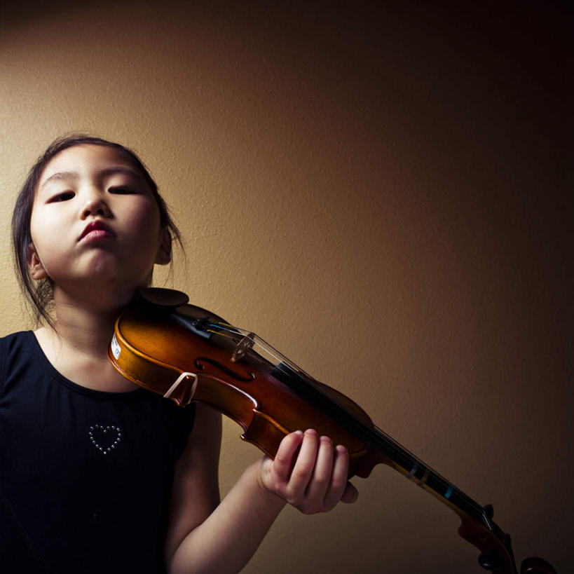 东方人,儿童,一个人,笑,微笑,露齿笑,方图,室内,白天,正面,纯洁,骄傲,亚洲,仅一个女性,仅一个人,握,黄色背景,乐器,弦乐器,小提琴,拿,拿着,注视,黄种人,小孩,观察,看,仅一个小孩,可爱,童年,童趣,握着,摄影,影棚,观看,察看,关注,弓拉弦乐器,弓拉弦鸣乐器,童真,烂漫,无邪,高傲,天真,自豪,自满,女孩,女人,女性,亚洲人,孩子,抬头,仰头,半身,彩图,影棚拍摄,拍摄,女生