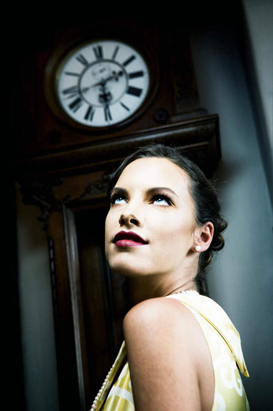 西方人,一个人,站,笑,微笑,竖图,室内,白天,仰视,欧洲,欧洲人,仅一个年轻女性,仅一个女性,仅一个人,时间,时钟,计时,注视,钟表,观察,看,站着,表,观看,座钟,察看,关注,年轻女性,女人,女性,白种人,钟,抬头,仰头,站立,半身,彩图,低角度拍摄