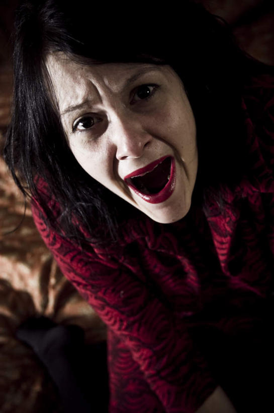 西方人,脸,头,脸颊,一个人,竖图,俯视,室内,特写,白天,欧洲,欧洲人,仅一个年轻女性,仅一个女性,仅一个人,黑色背景,服装,注视,休闲装,衣服,观察,看,张嘴,休闲,休闲服,摄影,服饰,影棚,观看,察看,暴力,恐怖,关注,惧怕,张大嘴巴,惊骇,恐惊,恐惧,年轻女性,女人,女性,白种人,头部,脸部,脸蛋,面部,张开嘴,半身,彩图,高角度拍摄,影棚拍摄,拍摄