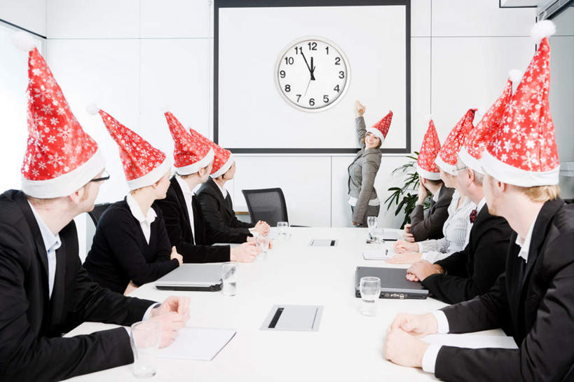 西方人,同事,商务人士,商务男性,商务女性,办公室,站,坐,举,说,横图,室内,白天,侧面,衬衫,讨论,成功,合作,团队,集体,信心,餐桌,家具,桌子,帽子,欧洲,圣诞节,欧洲人,套装,节日,庆祝,时间,材料,档案,时钟,文件,办公桌,许多人,计时,扭头,注视,文化,队伍,红色,资料,钟表,观察,看,托,站着,转头,一群人,庆典,圣诞帽,表,餐台,观看,纪念,察看,领导,成就,关注,文档,商务装,合伙,领袖,工薪阶层,办公家具,投影幕,棉帽,交流,男人,男性,女人,女性,中年男性,中年女性,白种人,白领,上班族,钟,沟通,讲话,交谈,举起,举手,举着,商讨,说话,谈话,向上举,向上伸,向上托,站立,坐着,半身,彩图,衬衣