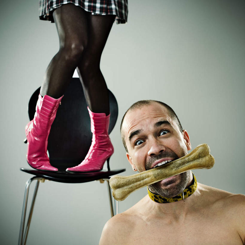 西方人,骨骼,两个人,夫妻,站,跪,交叉,方图,室内,白天,正面,爱情,鞋子,椅子,欧洲,欧洲人,咬,灰色背景,木椅,骨头,浪漫,靴子,两个,一个,站着,恩爱,恋人,摄影,影棚,单个,咬着,牛仔靴,相交,交集,奴才,奴隶,仆从,虐恋,施虐,受虐,性虐,男人,男性,年轻男性,年轻女性,女人,女性,白种人,夫妇,情侣,跪着,站立,半身,彩图,影棚拍摄,拍摄,伴侣