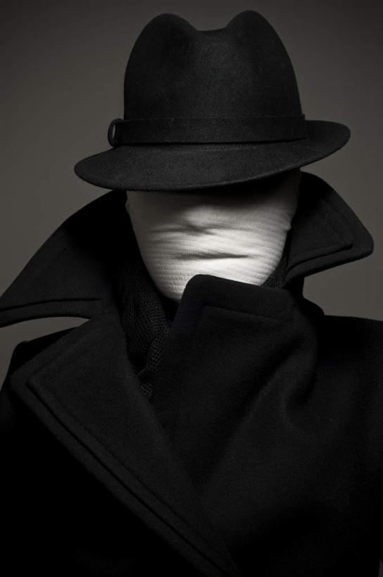 西方人,脸,头,脸颊,一个人,站,竖图,室内,特写,白天,正面,帽子,欧洲,欧洲人,仅一个年轻女性,仅一个女性,仅一个人,灰色背景,服装,面具,风衣,休闲装,礼帽,肩膀,衣服,黑色,站着,休闲,休闲服,大衣,遮,遮掩,摄影,服饰,影棚,掩盖,遮挡,遮盖,一顶,掩饰,年轻女性,女人,女性,白种人,头部,脸部,脸蛋,面部,站立,半身,彩图,影棚拍摄,拍摄