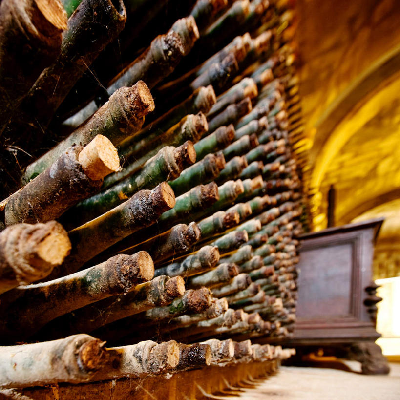 红酒,葡萄酒,无人,方图,俯视,室内,特写,白天,静物,一排,许多,整齐,酒类,玻璃制品,酒,酒瓶,饮料,排列,玻璃瓶,瓶子,红葡萄酒,队列,彩图,高角度拍摄