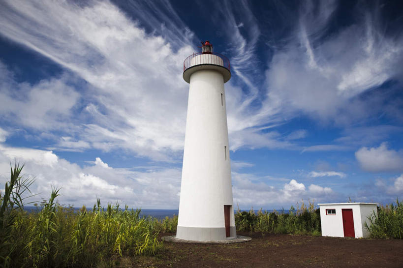 无人,横图,室外,白天,仰视,旅游,度假,草地,草坪,美景,植物,道路,葡萄牙,欧洲,一座,信息,地平线,景观,云,云朵,辽阔,灯塔,地面,交通,云彩,方向,娱乐,草,蓝色,绿色,白云,蓝天,天空,自然,天,享受,休闲,广阔,景色,放松,晴朗,引导,指引,一望无际,矗立,南欧,自然风光,延伸,耸立,天地相交,挺立,航标,葡萄牙共和国,无边无际,一马平川,亚速尔群岛,亚速群岛,法亚尔岛,晴空,彩图,低角度拍摄,导航