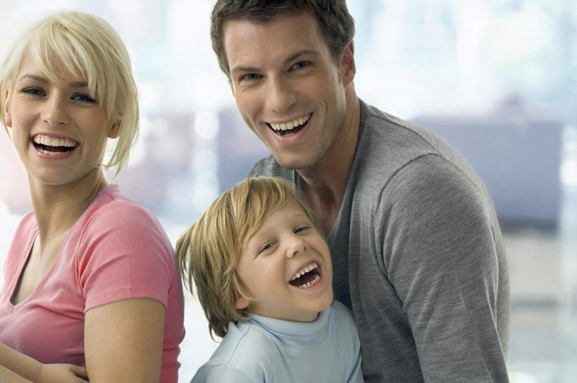 西方人,儿童,三个人,家庭,夫妻,母亲,父亲,儿子,站,笑,微笑,露齿笑,横图,室内,白天,正面,爱情,旅游,度假,纯洁,美景,欧洲,欧洲人,服装,朦胧,模糊,景观,浪漫,注视,休闲装,娱乐,小孩,衣服,粉色,蓝色,灰色,自然,观察,看,亲昵,站着,享受,休闲,温暖,温馨,父子,母子,一家人,休闲服,景色,恩爱,放松,父爱,可爱,母爱,亲密,亲热,童年,童趣,恋人,服饰,观看,靠近,和睦,察看,凑近,关注,聚拢,自然风光,童真,烂漫,无邪,亲切,密切,挨近,接近,靠拢,天真,男孩,男人,男性,女人,女性,中年男性,中年女性,白种人,孩子,夫妇,情侣,站立,半身,彩图,伴侣,融洽,男生