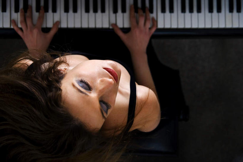 西方人,一个人,坐,闭眼,横图,俯视,室内,特写,白天,晚礼服,陶醉,键盘,欧洲,欧洲人,仅一个年轻女性,仅一个女性,仅一个人,一条,钢琴,乐器,弹奏,一架,键盘乐器,迷恋,尤物,年轻女性,女人,女性,白种人,闭眼睛,闭着眼,闭着眼睛,坐着,半身,彩图,高角度拍摄,晚宴服,舞会服,洋服,洋装,夜礼服,佳丽,丽人,美人,沉醉