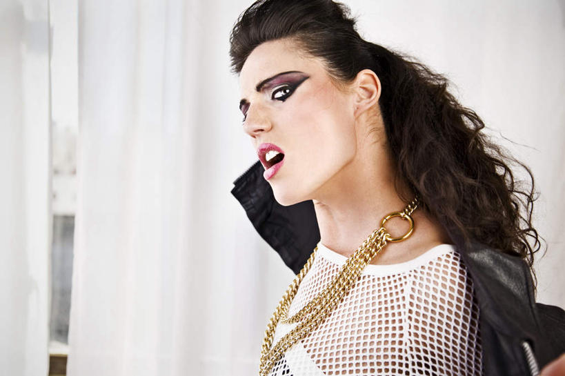 西方人,头发,一个人,闭眼,横图,室内,特写,白天,侧面,化妆,项链,欧洲,欧洲人,仅一个年轻女性,仅一个女性,仅一个人,一条,戴,装饰,装饰品,彩妆,饰品,首饰,张嘴,诱惑,华丽,修饰,勾引,点缀,戴着,张大嘴巴,朋克,衬托,美观,雅致,雅观,引诱,尤物,年轻女性,女人,女性,白种人,卷发,张开嘴,闭眼睛,闭着眼,闭着眼睛,半身,彩图,佳丽,丽人,美人