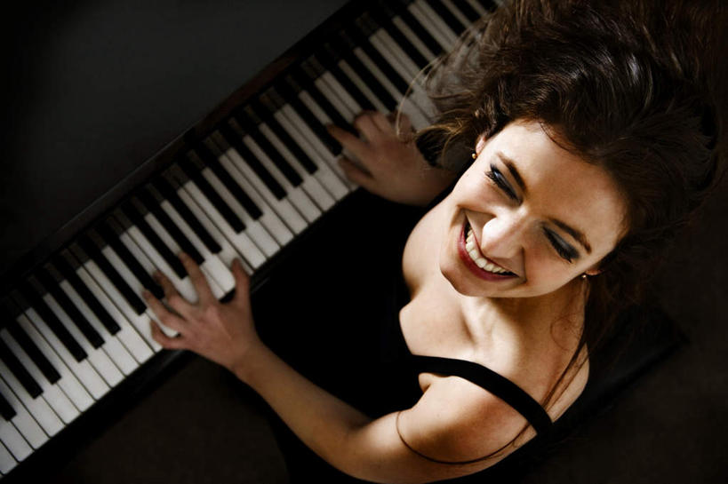 西方人,一个人,坐,闭眼,笑,大笑,横图,俯视,室内,特写,白天,晚礼服,陶醉,兴奋,键盘,欧洲,欧洲人,仅一个年轻女性,仅一个女性,仅一个人,一条,钢琴,乐器,弹奏,张嘴,一架,键盘乐器,张大嘴巴,哈哈大笑,迷恋,尤物,年轻女性,女人,女性,白种人,张开嘴,闭眼睛,闭着眼,闭着眼睛,坐着,半身,彩图,高角度拍摄,晚宴服,舞会服,洋服,洋装,夜礼服,高兴,狂笑,佳丽,丽人,美人,沉醉